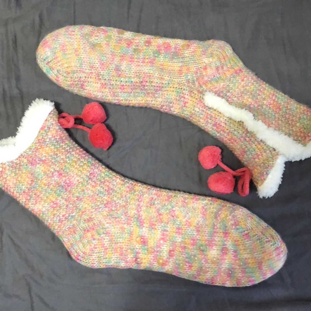 Muk Luks-Pink multicolored soft NWOT fuzzy slipper socks